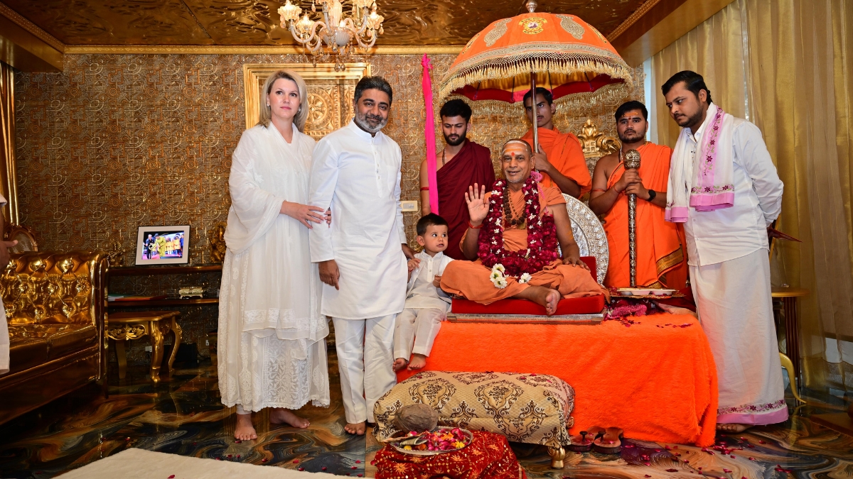 Shankaracharya Swami Sadanand Saraswati Visits Dr. Abhishek Verma, Blesses Family and ShivSena Leadership